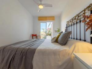 a bedroom with a large bed in a room at POSIDONIA - Espectaculares vistas al mar in L'Ampolla