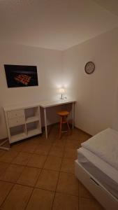 a bedroom with a desk and a bed and a lamp at alte Bäckerei Ottendorf-Okrilla #Robert# im Norden von Dresden, WLan, Netfix in Ottendorf-Okrilla