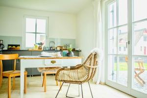 a kitchen with a table and chairs in a room at Reethaus "Buntspecht" in Zierow