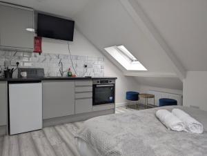 a room with a kitchen and a bed in it at Private & Relaxed Apartments 6-10 in Cardiff +44 photos