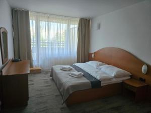 高塔特拉山ATLAS Hotel Tatry的一间卧室，床上有两条毛巾