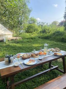 Jídlo v luxury tent nebo okolí