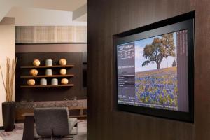 TV a/nebo společenská místnost v ubytování Courtyard by Marriott Lufkin