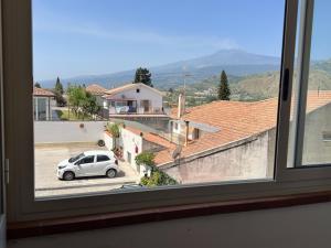 Genel bir dağ manzarası veya oda ve kahvaltıdan çekilmiş bir dağ manzarası