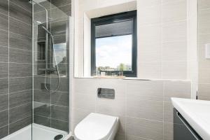 ein Badezimmer mit Dusche, Toilette und Waschbecken in der Unterkunft Cosy Cottage OI31 Silverlake Dorset in Warmwell + 24 Fotos