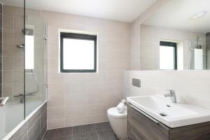 ein Badezimmer mit Waschbecken und Toilette und einem Fenster in der Unterkunft Songbird SV30 Silverlake Dorset in Warmwell + 18 Fotos