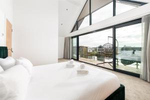 En eller flere senge i et værelse på Lakeview Lodge BR09 Silverlake Dorset