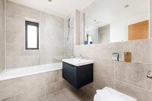 Et badeværelse på Lakeview Lodge BR09 Silverlake Dorset + 12 billeder