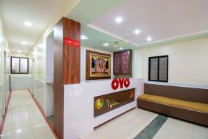 Posezení v ubytování Hotel O Sainagar Shirdi Railway Junction Formerly Sai Vyankatesh Residency