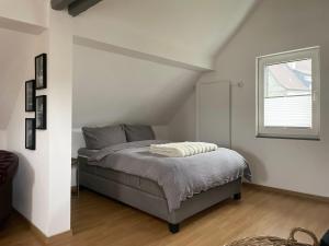 a bedroom with a bed and a window at stilvolles Ferienhaus mit Garten im Ortskern von Olsberg in Olsberg
