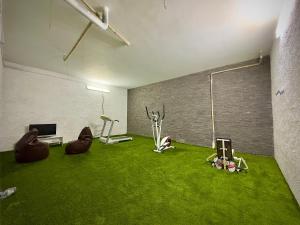Fitness centrum a/nebo fitness zařízení v ubytování Les Hauts de Bezouce, Vue, Piscine & Calme + 18 fotografií