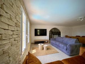 TV a/nebo společenská místnost v ubytování Les Hauts de Bezouce, Vue, Piscine & Calme