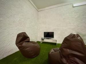 TV a/nebo společenská místnost v ubytování Les Hauts de Bezouce, Vue, Piscine & Calme