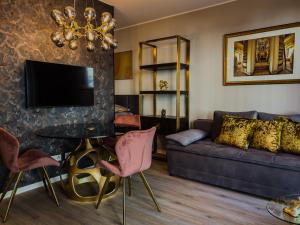 a living room with a couch and a table at Golden Suites Weimar in Weimar