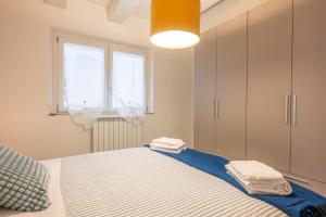 een slaapkamer met een bed met twee handdoeken erop bij Arno Breeze – Casa Manin in Calcinaia +28 foto's
