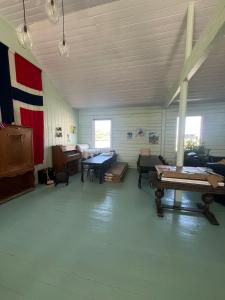 une pièce vide avec des tables de ping-pong. dans l'établissement Kræmmervika Rorbuer - Rustic Cabins & Hostel in Lofoten, à Ballstad