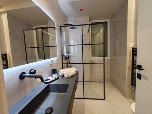 een badkamer met wastafel en douche bij Etnea161 in Catania +19 foto's