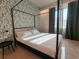 een slaapkamer met een hemelbed en een raam bij Etnea161 in Catania