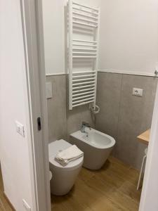 a small bathroom with a toilet and a sink at Le tre Vele in La Spezia