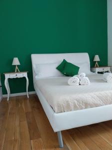 A bed or beds in a room at 315 Via Roma Rooms centro