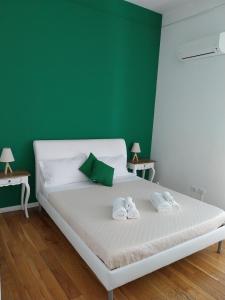 A bed or beds in a room at 315 Via Roma Rooms centro