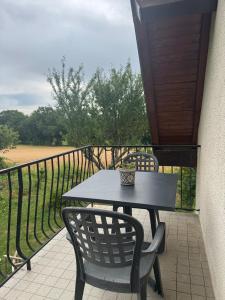 ein Tisch und zwei Stühle auf einem Balkon in der Unterkunft Studio indépendant in Divonne-les-Bains