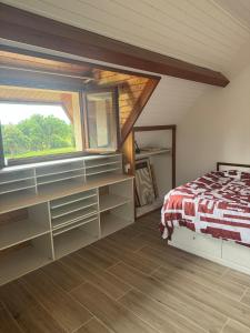 ein Schlafzimmer mit einem Bett und einem Fenster in der Unterkunft Studio indépendant in Divonne-les-Bains