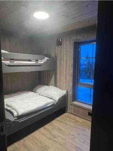 Piccola camera con letto a castello e finestra. di Aurdalsåsen panorama ad Aurdal