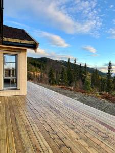 un edificio con un ponte di legno con vista su una montagna di Aurdalsåsen panorama ad Aurdal