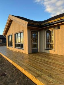 una casa con un ponte di legno di fronte ad essa di Aurdalsåsen panorama ad Aurdal
