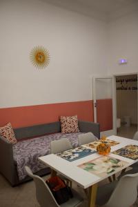 ein Esszimmer mit einem Tisch und einem Bett in der Unterkunft Casa Leolisa in Corato