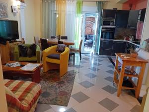 D,apartman' ulica pušća 51, 51513 Omišalj的电视和/或娱乐中心