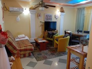 D,apartman' ulica pušća 51, 51513 Omišalj的休息区