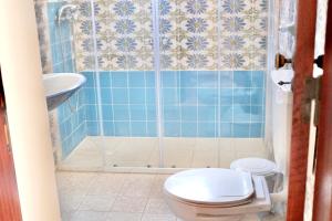 un bagno piastrellato blu con un water e un lavandino di Casa do Afonso a Sagres Altre 9 foto