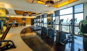 - une salle de sport avec un bouquet de tapis de course dans l'établissement D-Studio,Best Sunset Pool,Luxury,Hotel Style, à Manille