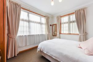 The Signal - Stylish Deco Apt with Deck and Marina View客房内的一张或多张床位