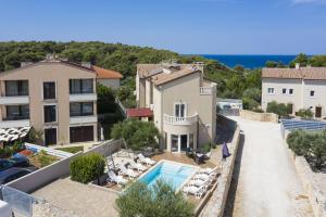 willa z basenem i ośrodkiem w obiekcie 6-bedroom Villa Chiara with Sea View w mieście Premantura