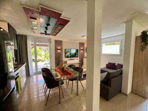 TV a/nebo společenská místnost v ubytování Apartment im Emmental