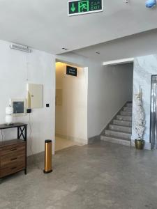 een kamer met een trap met een kat aan de muur bij أركان نموذجية in Riyad