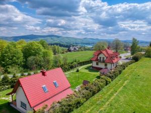 een luchtzicht op een huis met een rood dak bij Bieszczady111 in Polańczyk
