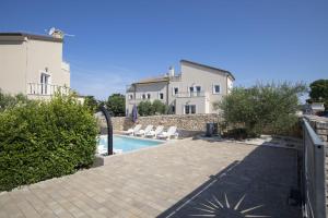 Willa z basenem i 2 budynkami w obiekcie 6-bedroom Villa Chiara with Sea View w mieście Premantura