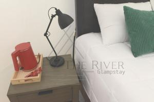 Postel nebo postele na pokoji v ubytování River Glampstay