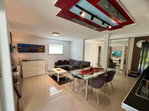 TV a/nebo společenská místnost v ubytování Apartment im Emmental