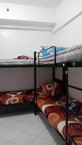 Ένα ή περισσότερα κρεβάτια σε δωμάτιο στο BahayMandaragat2