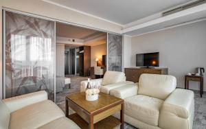 salon z białymi meblami i telewizorem w obiekcie HAVET Hotel Resort & Spa w Dźwirzynie