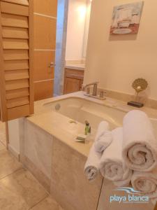 Ένα μπάνιο στο Playa Blanca Premier Unit 204 +18 φωτογραφίες