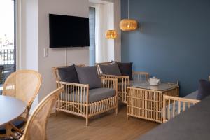 a living room with chairs and a flat screen tv at Kerteminde Havneferie in Kerteminde