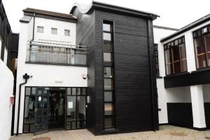 布什米尔斯Bushmills Hostel的黑白的建筑,有门