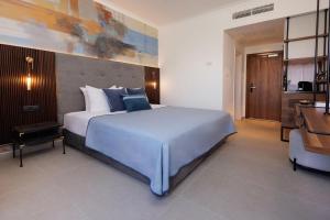 Postel nebo postele na pokoji v ubytování Caesar Premier Eilat Hotel