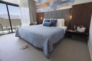 Postel nebo postele na pokoji v ubytování Caesar Premier Eilat Hotel
